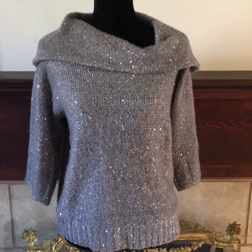🦊 Silver lightweight sequined sweater.